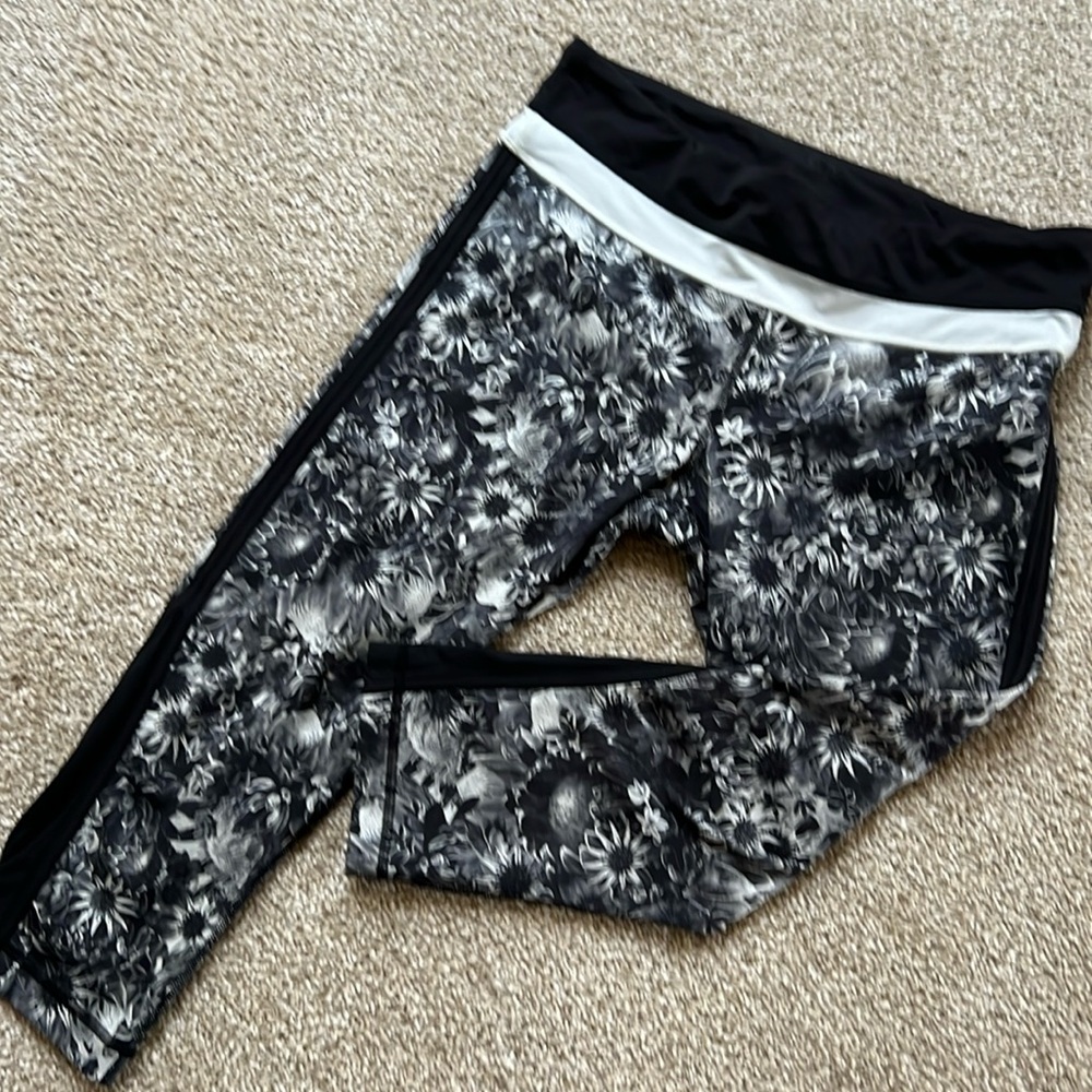 Lululemon Up The Pace Crop Legging 8 Black Flowabunga Angel Wing Floral Legging